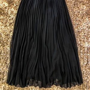 Maxi pleated skirt with pearl button